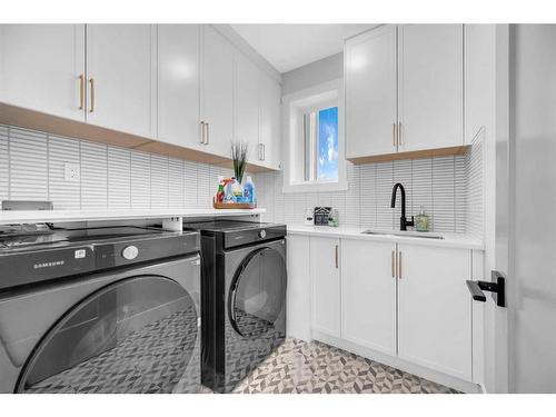 49 Rockhaven Green Nw, Calgary, AB - Indoor Photo Showing Laundry Room