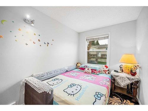 3 Bedford Circle Ne, Calgary, AB - Indoor Photo Showing Bedroom