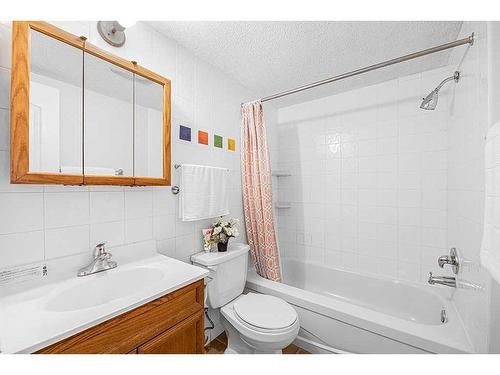 3 Bedford Circle Ne, Calgary, AB - Indoor Photo Showing Bathroom