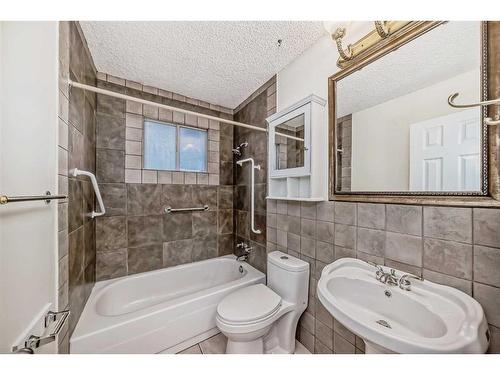 32 Penrith Place Se, Calgary, AB - Indoor Photo Showing Bathroom
