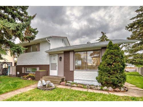 32 Penrith Place Se, Calgary, AB - Outdoor