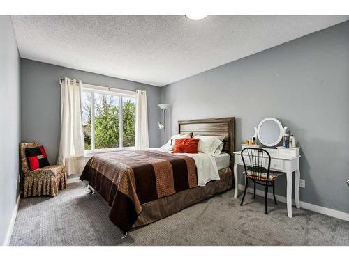 33 Applecrest Crescent Se, Calgary, AB - Indoor Photo Showing Bedroom