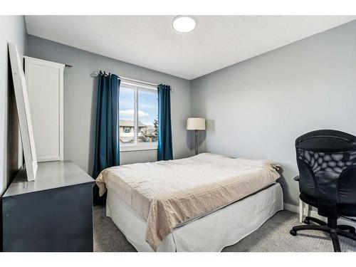 33 Applecrest Crescent Se, Calgary, AB - Indoor Photo Showing Bedroom