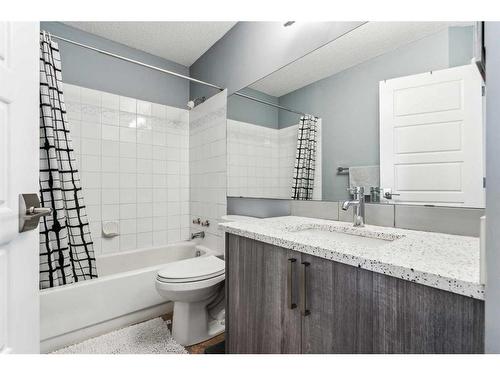 33 Applecrest Crescent Se, Calgary, AB - Indoor Photo Showing Bathroom