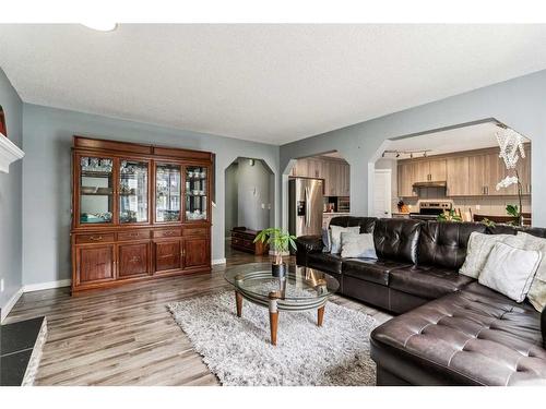33 Applecrest Crescent Se, Calgary, AB - Indoor Photo Showing Living Room