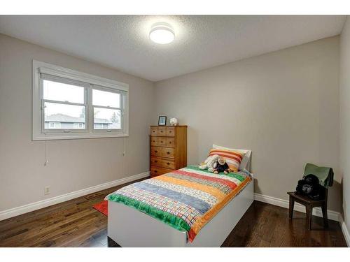 143 Parkview Green Se, Calgary, AB - Indoor Photo Showing Bedroom