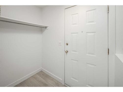 25 Edgeburn Crescent Nw, Calgary, AB - Indoor Photo Showing Other Room