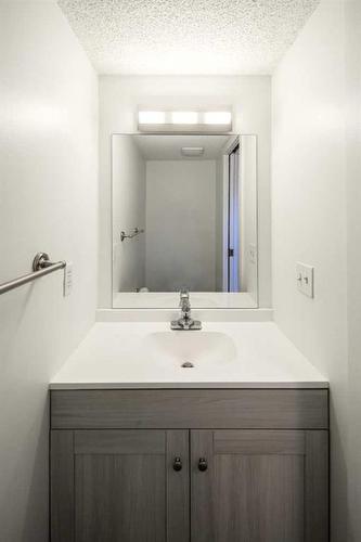25 Edgeburn Crescent Nw, Calgary, AB - Indoor Photo Showing Bathroom