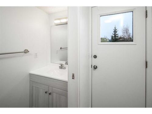 25 Edgeburn Crescent Nw, Calgary, AB - Indoor Photo Showing Bathroom