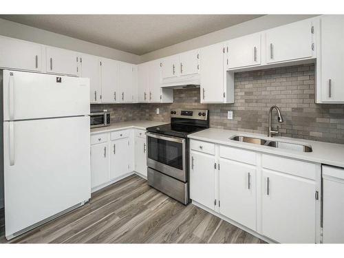 25 Edgeburn Crescent Nw, Calgary, AB - Indoor Photo Showing Kitchen With Double Sink