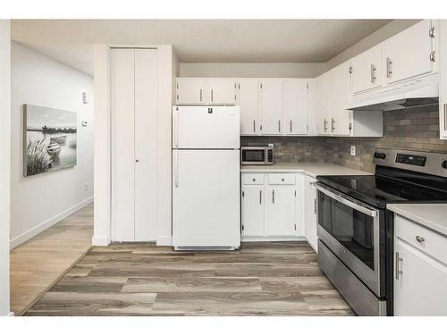 25 Edgeburn Crescent Nw, Calgary, AB - Indoor Photo Showing Kitchen