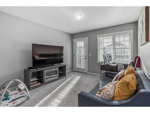 118 Windrow Link Sw, Airdrie, AB - Indoor Photo Showing Living Room