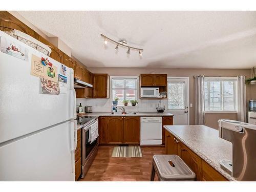 59-4 Stonegate Drive Nw, Airdrie, AB - Indoor Photo Showing Kitchen With Double Sink