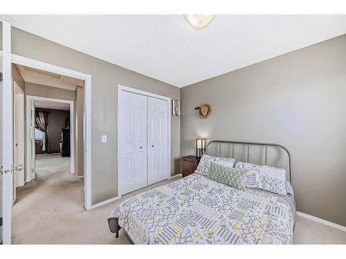 59-4 Stonegate Drive Nw, Airdrie, AB - Indoor Photo Showing Bedroom