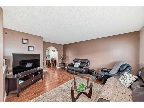 59-4 Stonegate Drive Nw, Airdrie, AB - Indoor Photo Showing Living Room