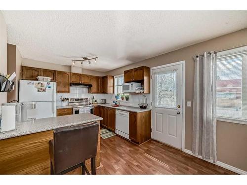 59-4 Stonegate Drive Nw, Airdrie, AB - Indoor Photo Showing Kitchen