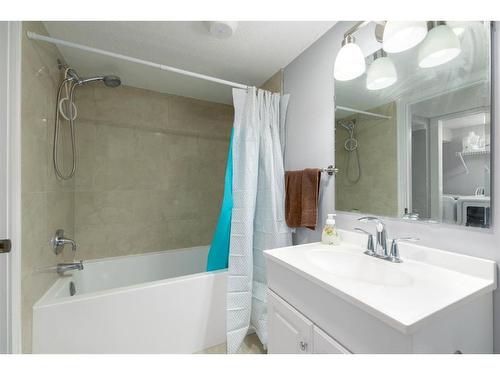 2421 146 Avenue Se, Calgary, AB - Indoor Photo Showing Bathroom