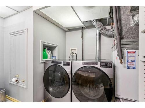 4407 46 Avenue Sw, Calgary, AB - Indoor Photo Showing Laundry Room