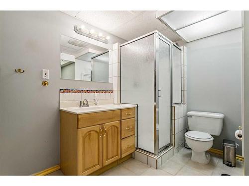 4407 46 Avenue Sw, Calgary, AB - Indoor Photo Showing Bathroom