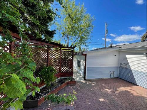 4407 46 Avenue Sw, Calgary, AB - Outdoor