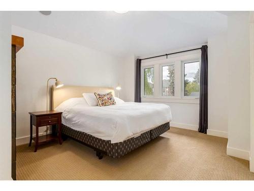 1706 31 Street Sw, Calgary, AB - Indoor Photo Showing Bedroom