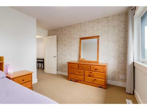 1706 31 Street Sw, Calgary, AB - Indoor Photo Showing Bedroom