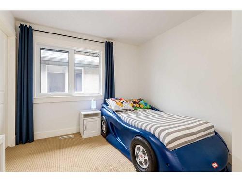 1706 31 Street Sw, Calgary, AB - Indoor Photo Showing Bedroom