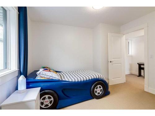 1706 31 Street Sw, Calgary, AB - Indoor Photo Showing Bedroom