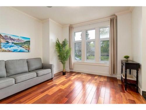 1706 31 Street Sw, Calgary, AB - Indoor Photo Showing Living Room