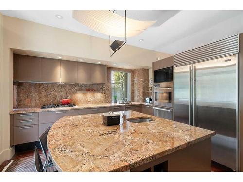 1911 11 Street Sw, Calgary, AB - Indoor Photo Showing Kitchen With Upgraded Kitchen