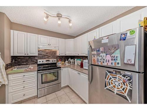 207-16 Country Village Bay Ne, Calgary, AB - Indoor Photo Showing Kitchen