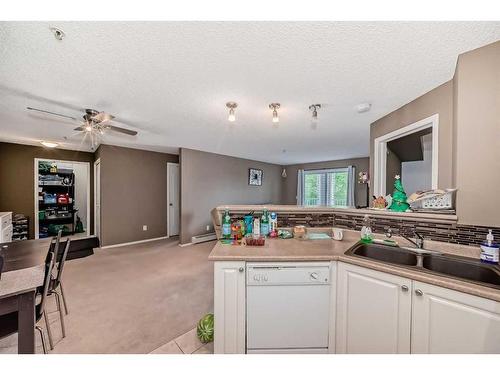 207-16 Country Village Bay Ne, Calgary, AB - Indoor Photo Showing Kitchen