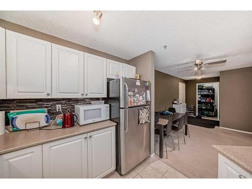 207-16 Country Village Bay Ne, Calgary, AB - Indoor Photo Showing Kitchen