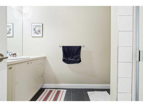 1920 49 Avenue Sw, Calgary, AB - Indoor Photo Showing Bathroom