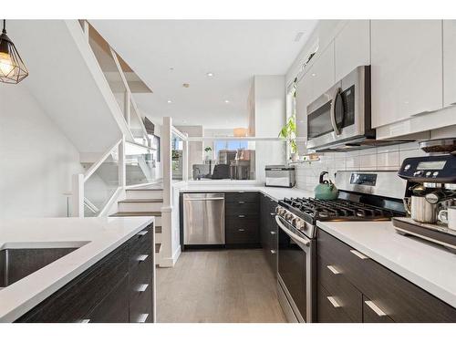 113-15 Rosscarrock Gate Sw, Calgary, AB - Indoor Photo Showing Kitchen With Upgraded Kitchen