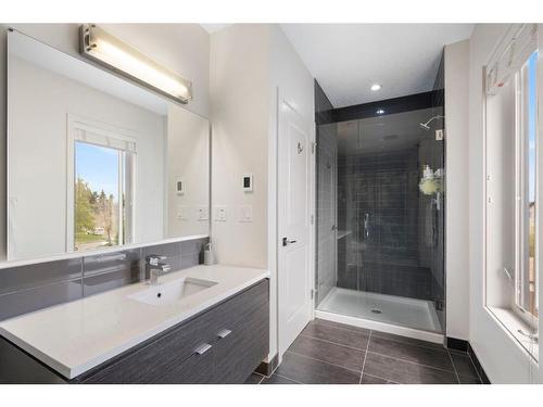 113-15 Rosscarrock Gate Sw, Calgary, AB - Indoor Photo Showing Bathroom