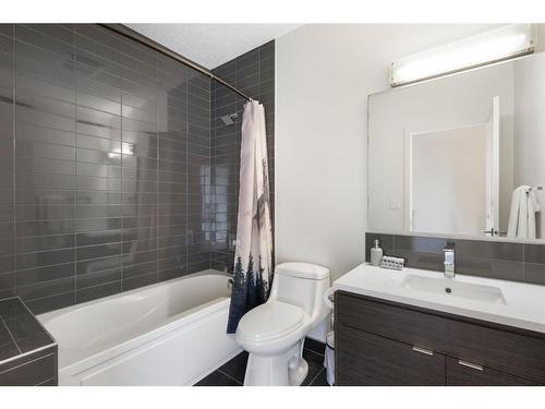 113-15 Rosscarrock Gate Sw, Calgary, AB - Indoor Photo Showing Bathroom