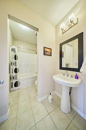 190 Evansridge Place Nw, Calgary, AB - Indoor Photo Showing Bathroom