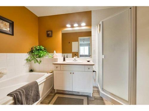 63 Sierra Morena Gardens Sw, Calgary, AB - Indoor Photo Showing Bathroom