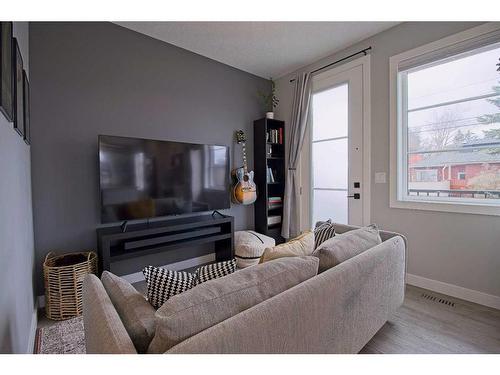 1933 19 Avenue Nw, Calgary, AB - Indoor Photo Showing Living Room