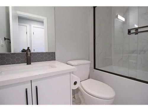 1933 19 Avenue Nw, Calgary, AB - Indoor Photo Showing Bathroom