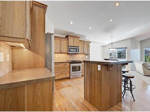 967 Bayside Drive Sw, Airdrie, AB - Indoor Photo Showing Kitchen