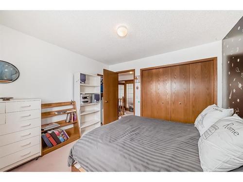 386 Millrise Drive Sw, Calgary, AB - Indoor Photo Showing Bedroom