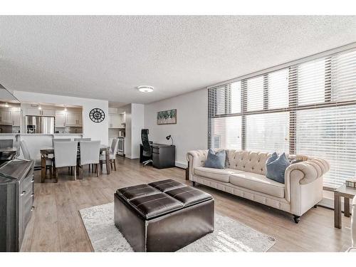 1204-1100 8 Avenue Sw, Calgary, AB - Indoor Photo Showing Living Room