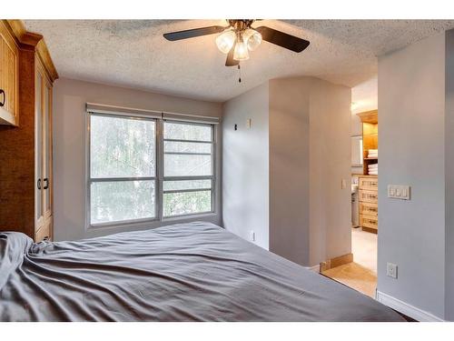 6904 Silver Springs Road Nw, Calgary, AB - Indoor Photo Showing Bedroom
