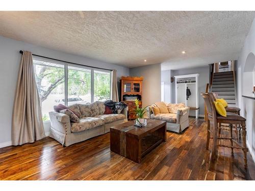 6904 Silver Springs Road Nw, Calgary, AB - Indoor Photo Showing Living Room