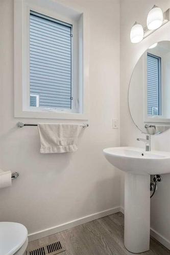 27 Carringwood Manor Nw, Calgary, AB - Indoor Photo Showing Bathroom