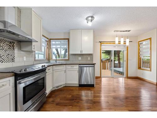 35 Harvest Park Circle Ne, Calgary, AB - Indoor Photo Showing Kitchen