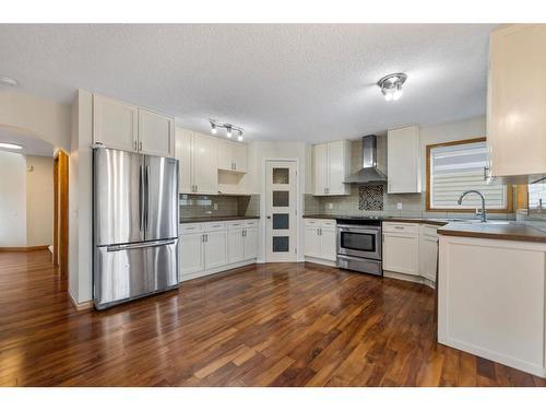 35 Harvest Park Circle Ne, Calgary, AB - Indoor Photo Showing Kitchen