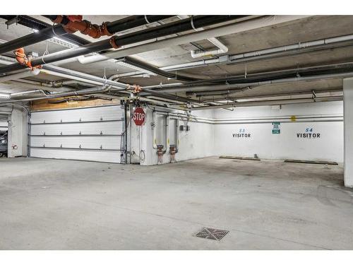 302-607 17 Avenue Nw, Calgary, AB - Indoor Photo Showing Garage